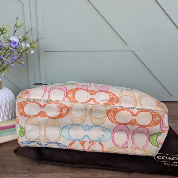 Coach Hamptons Signature Scribble Tote + Wallet - Picture 11 of 17